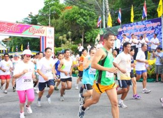 Runners and walkers get underway on their route around Phratamnak Hill.